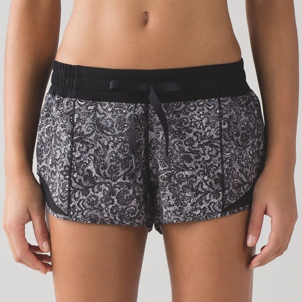 [Lululemon] Hotty Hot Short (2 1/2") Mini Cinder Lace White Black 4